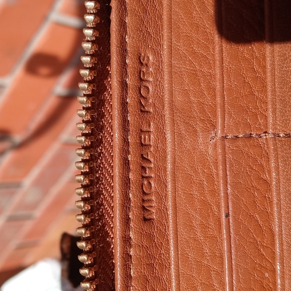 MICHAEL KORS LEATHER ZIP WALLETT - Picture 6 of 8